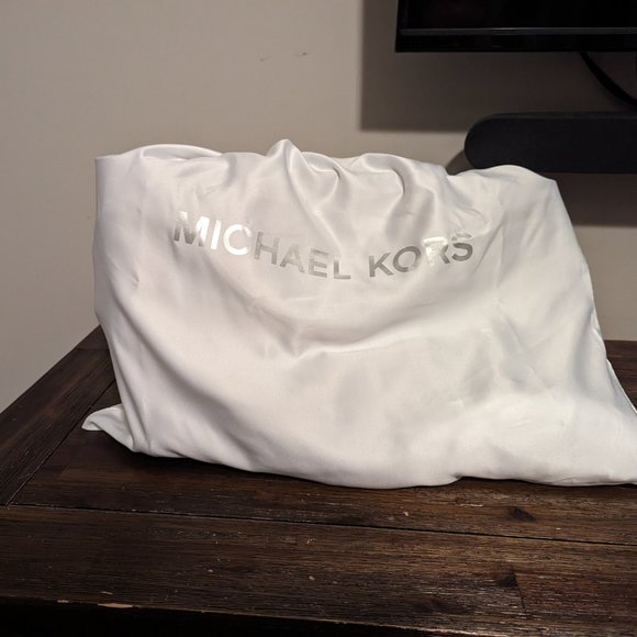 Michael Kors Voyager Handbag - Picture 14 of 14